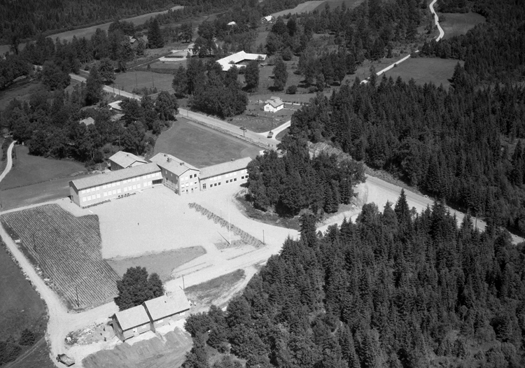Alla mindre skolor i byarna i Göteryds socken lades ner efter vårterminen 1953. Detta år stod centralskolan i Ryfors, mellan Göteryds kyrkby och Delary, klar.