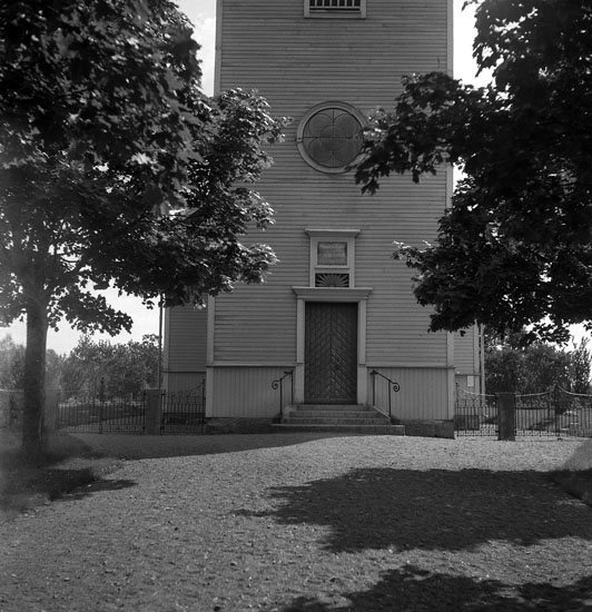 En kyrka i trä (huvudingången med trappa). 
Herråkra kyrka.