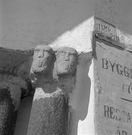Två skulpterade huvuden vid en kyrkoportal.
Rydaholms kyrka.