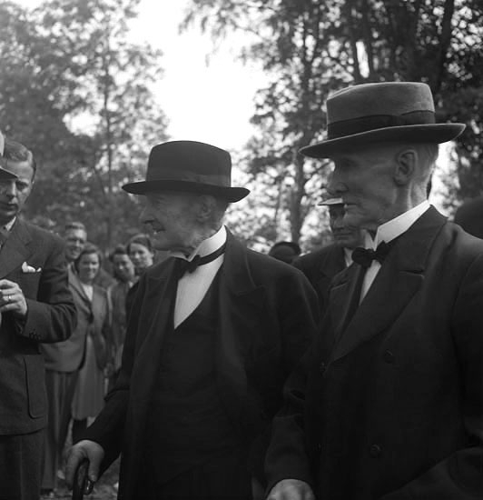 Två äldre män i kostym och hatt, vid Christina Nilsson-jubileet 1943. 
Vederslöv.