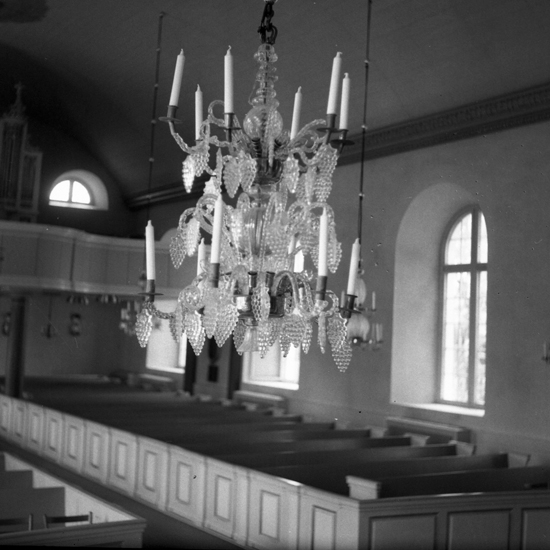 Södra Sandsjö kyrka. Ljuskrona i norra delen av långhuset. Fotograf: A.-B. Johnsson. 1968.