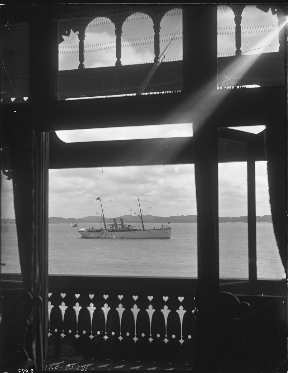 Ångbåten "Drott" fotograferad från Curmanska Villan. Vy från Lysekil.