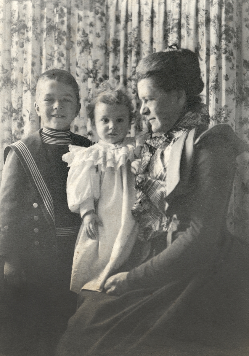 Caroline Lagergren tillsammans med de båda äldsta sönerna Claes och Johan på Tyresö.