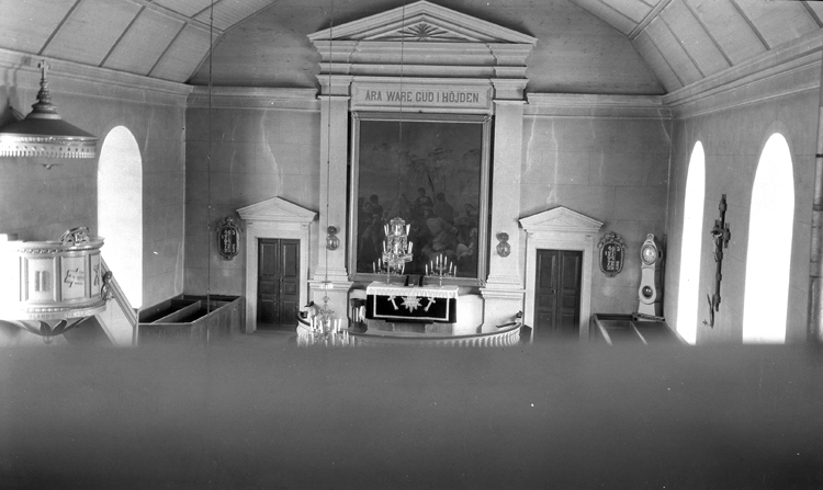 Foto av Linneryds kyrka invändigt, mot altartavlan.
Litt.: Smålandsposten 14/5 1932.