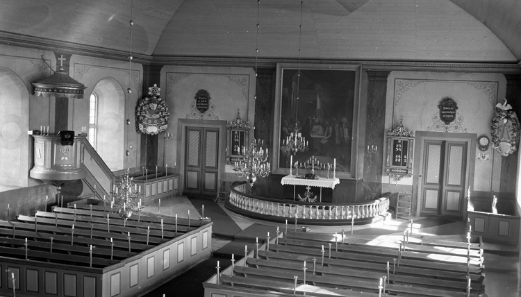 Foto i kyrkan mot altarrundeln.