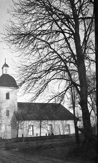 Foto på Fryele kyrka, på håll.
Kyrkan uppfördes 1788 - 1792 efter ritningar av arkitekt Thure Wennberg och invigdes 1795 av biskop Olof Wallquist. På samma plats fanns en tidigare kyrka uppförd på 1200-talet. Nuvarande stenkyrka består av rektangulärt långhus med tresidigt kor i öster och kyrktorn med huvudingång i väster. Norr om koret finns en tillbyggd sakristia.