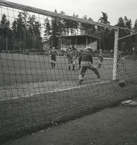 Fotbollen 1944.
S.k. oldboys spelar fotboll. Målstudie.