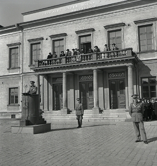 En Krigsmans Erinran, 1943. 
Översten (?) i talarstolen på Stortorget. I bakgrunden syns Residenset
med speciellt inbjudna på balkongen.