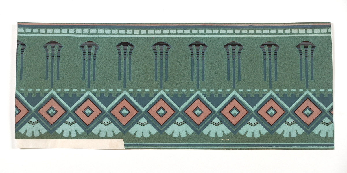 Tapetbård på blågrönt ingrainpapper med inslag av textilfiber. Geometriskt mönster i blått, rosa och mörkrött. Fyra tryckfärger. Handtryck. IB