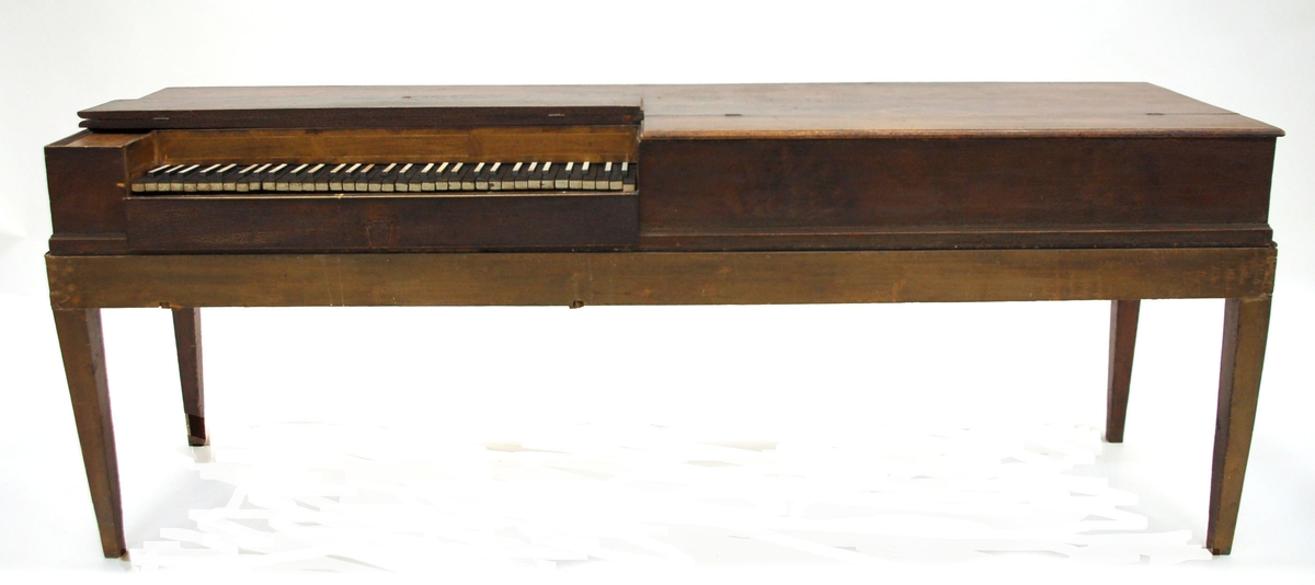 Klavikord, signerad: "Förfärdigadt af Instrument Makaren Pehr Lindholm i Stockholm 1776."
Brunådrig, svarta och vita tangenter omväxlande.