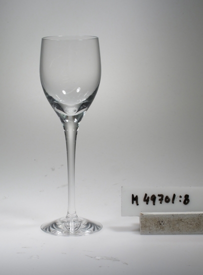 Sherryglas med vid mynning, med mjukt rundad kupa på 
ben och fot i enkel klassisk design.
Artnr: 6179912.
Illusion tillverkades på Sandviks glasbruk (dotterbolag till Orrefors) fram till nedläggningen 2005. Efter det tillverkades denna servis på Kosta (åt Orrefors).

Nils Landberg skapade denna designklassiker redan på 1950-talet. Med tiden ställdes krav på nya typer av dricksglas och på 1980-talet designade Olle Alberius (1926-93) glas för bourgogne och vatten. Med dagens krav på kupor som förhöjer vinets doft och smak var det åter dags för en förnyelse. Malin Lindahl (f. 1973), som har en stark känsla för servisglasdesig, men även för Orrefors historia fick i uppdrag att skapa två nya glas. Hennes nya glas i XL-format harmonierar fint med Nils Landbergs gracila glas och Malin har även tillfört en ny generös decanteringskaraff till serien.
Funktion: Att dricka ur