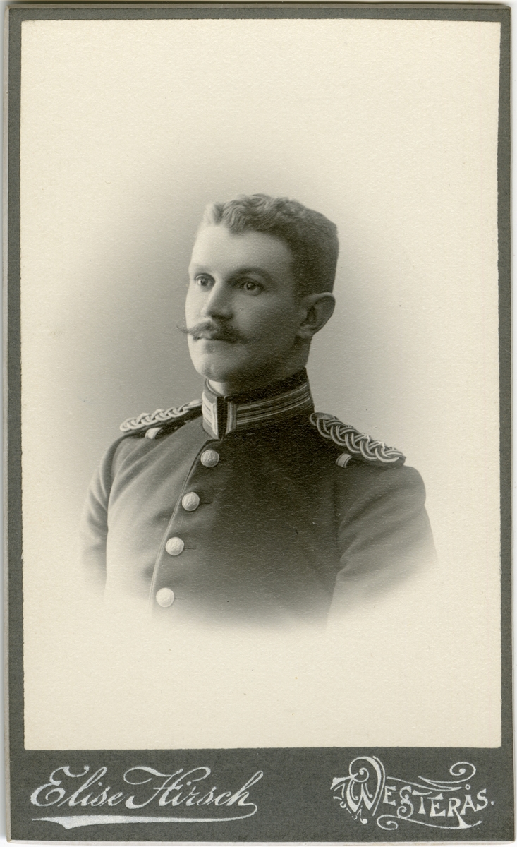 Porträtt av Sixten Knut Benjamin Axelsson Sparre, löjtnant vid Västmanlands regemente I 18.

Se även bild AMA.0008523, AMA.0009844 och AMA.0008523.