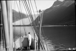 SVARTISEN: BREARM TIL HOLANDSFJORDEN. D/S "ANDENES" I FORGRU