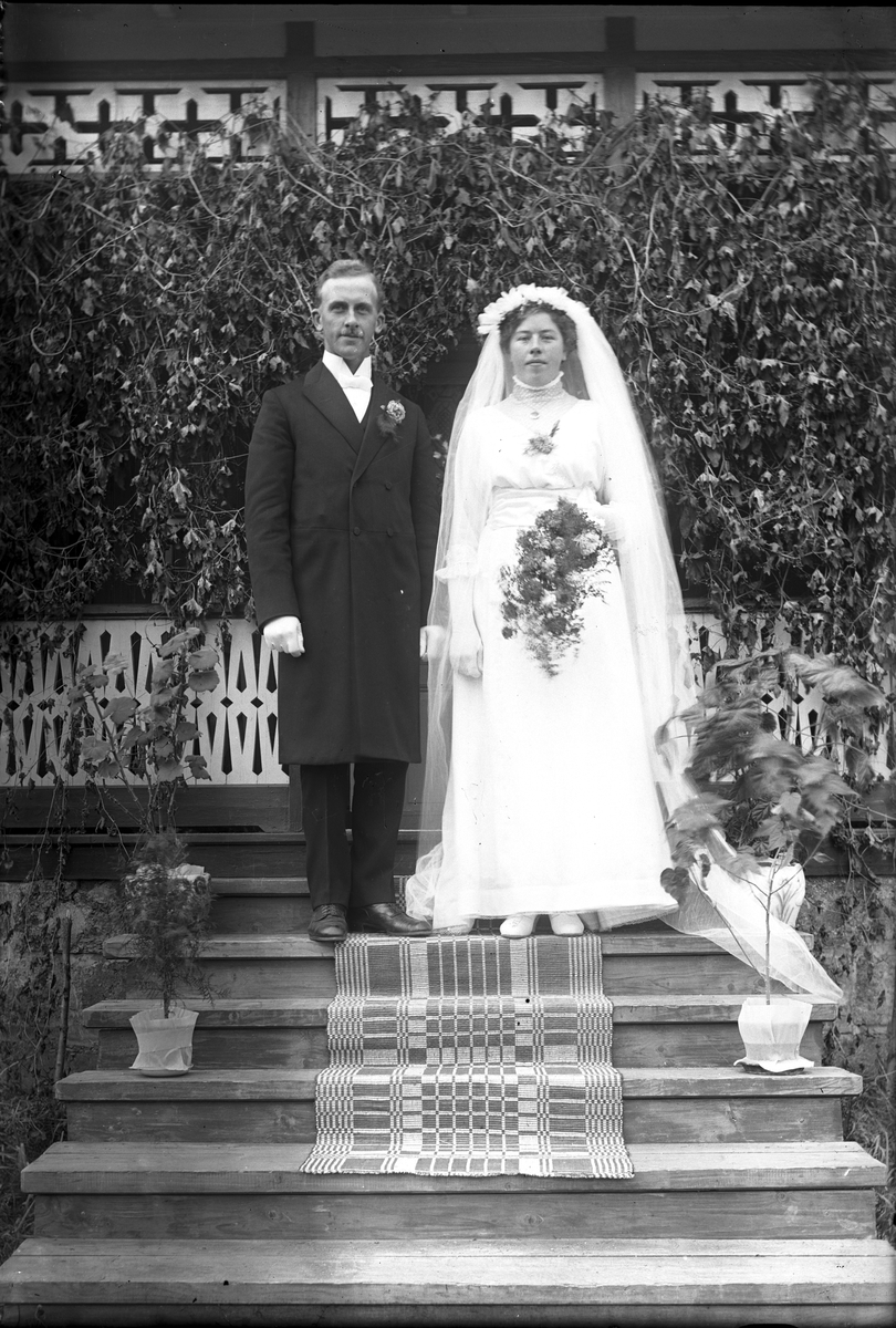 Emil Lindgren f. 15 september 1891 och Ester Kristina Johansson f. 8 juli 1894 från Ovansjö. Bröllop 9 oktober 1915 i Prästhyttan