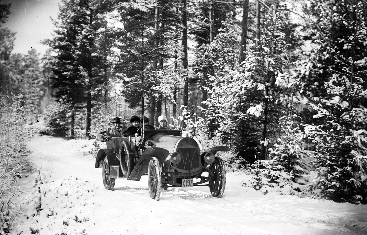 Josef Eriksson vid ratten i sin "Winghoff". Köpt den 12 maj 1920, såld 5 juli 1921