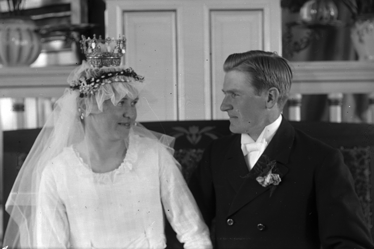 Misssionshuset i Hästbo. Brudparet Albin och Elvira Lindström från W. Hästbo