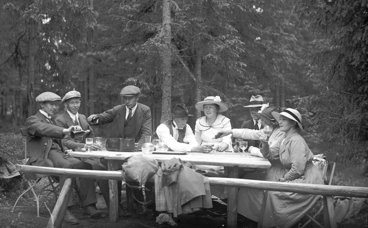 Utflykt. Josef Eriksson bjuder på dricka. Damen till vänster Josefs syster Betty, Wästra Hästbo. Mannen till höger Enok Eriksson, Åsmundshyttan.