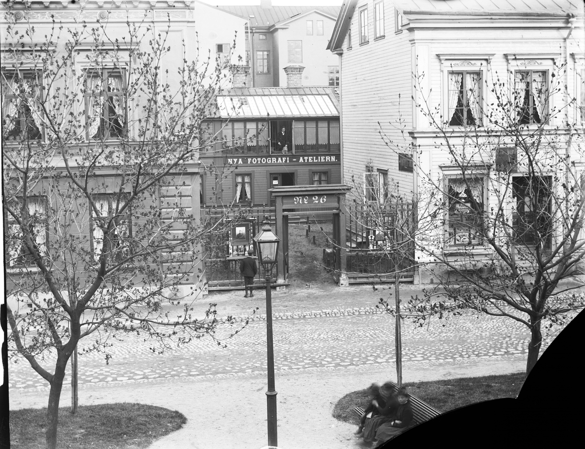 Carl Larssons Fotografiska ateljé

Carl Larsson står på balkongen i sin ateljé

