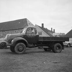 Bilutstillingen på ytre Kongsgård 1953. Øwre Johnsen & Co.