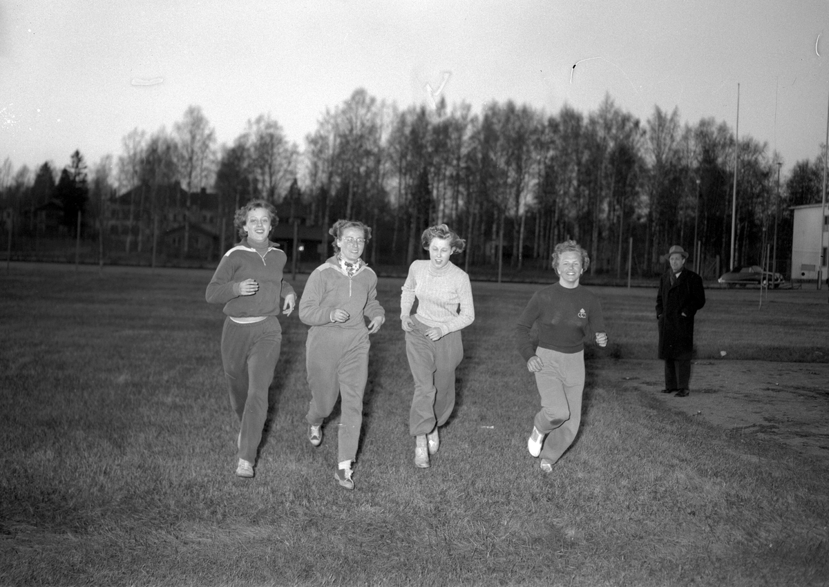 Olympiaträning för flickor i Sandviken. 11 april 1952.