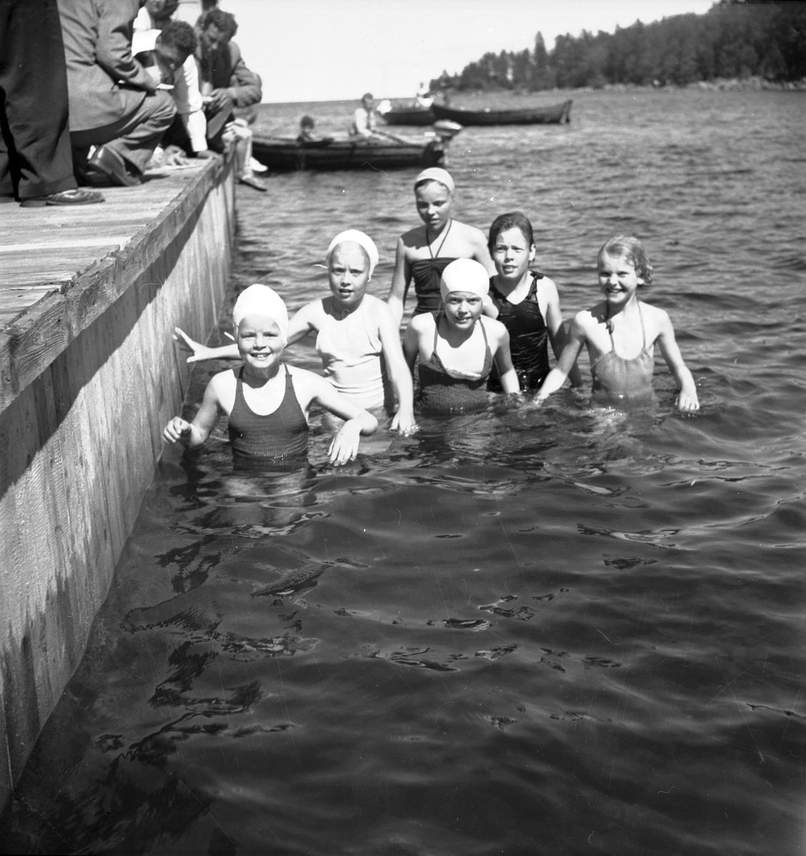 Simningens dag firas i Furuvik. 6 juli 1952.           Beställn. Margit Öberg, Väpnargatan 8 A, Gävle



