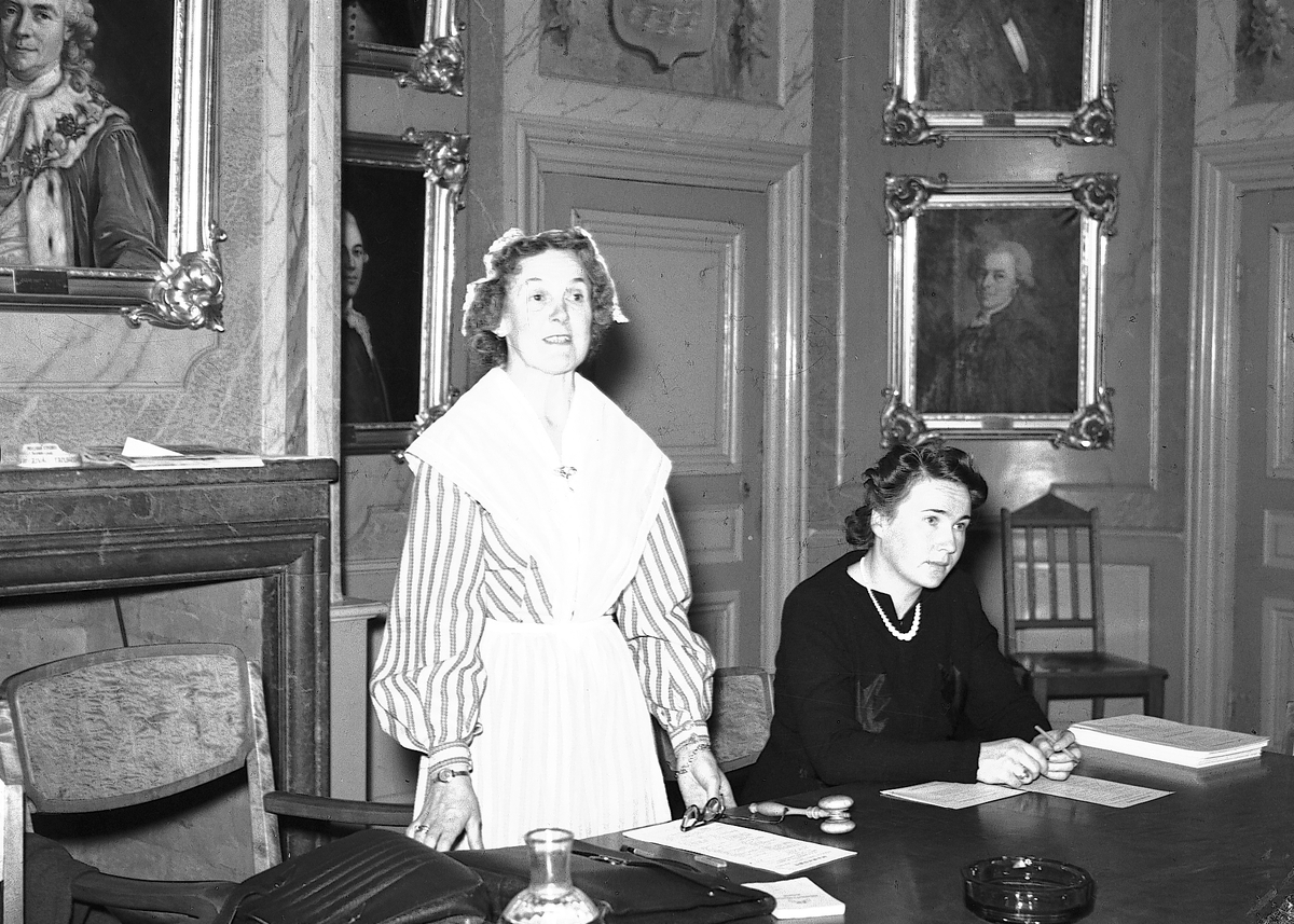 Gästriklands Husmodersförening. Maja Sandler, Landhövdingskan. År 1943. Rickard Sandler, Landshövding i  Gävleborgs län 1941 - 1950