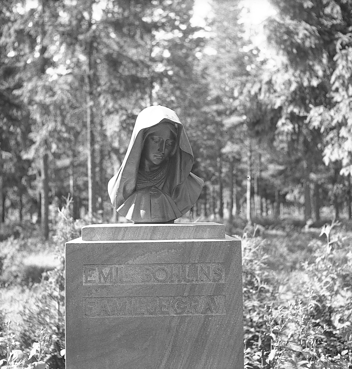 Emil Bohlins familjegrav. Skogskyrkogården. Juli 1939. Reportage för Arbetarbladet


