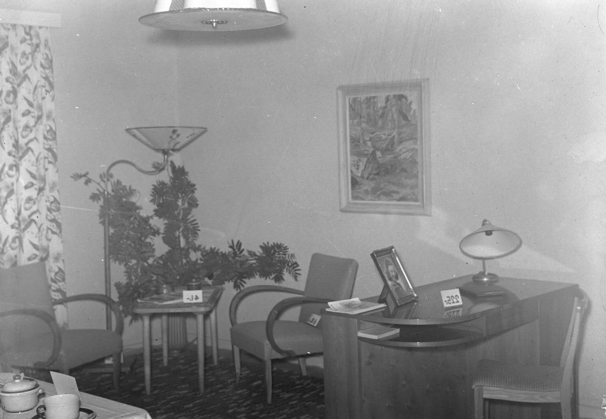 Utställning i HSB - hus. Augusti 1944. Skrivbord: 225 kr. Fåtölj: 62 kr
Bord 41 kr