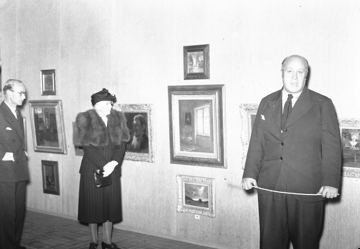 Konstnärinna Eva Bagge, utställning på muséet. Humbla och Hallström. September 1944

