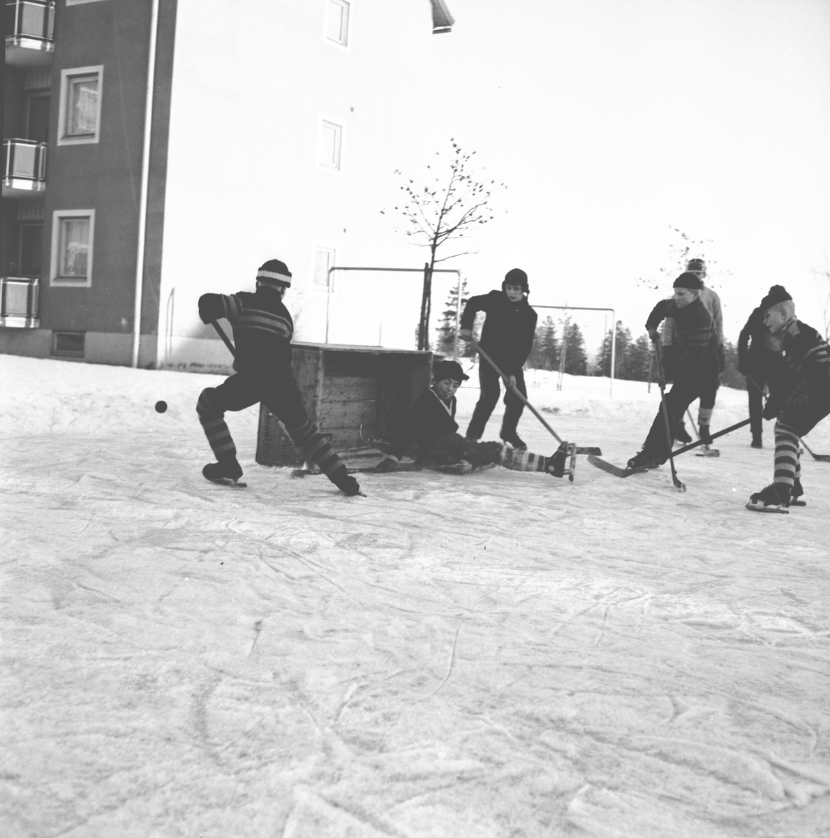 Match mellan kompisar på Kristinaplan, Gävle. Den 23 januari 1957.