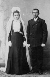 Atelierportrett av brudepar. Adeleide og Edias Agerman Eidis