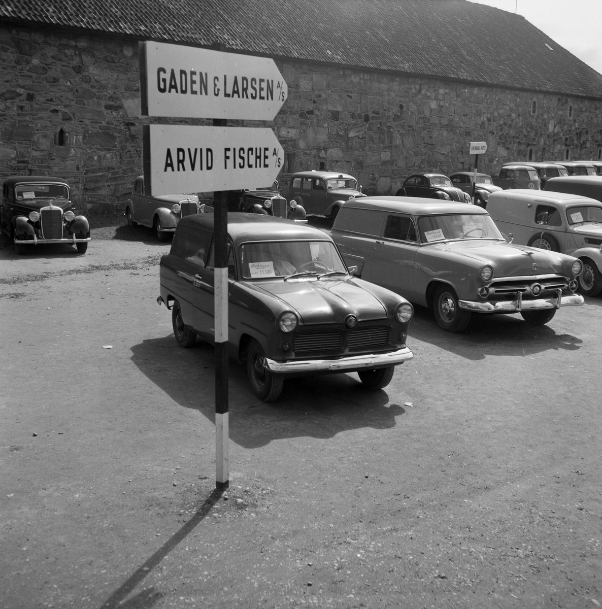 Bilutstillingen på ytre Kongsgård 1953. Gaden & Larsen A/S og Arvid Fische A/S