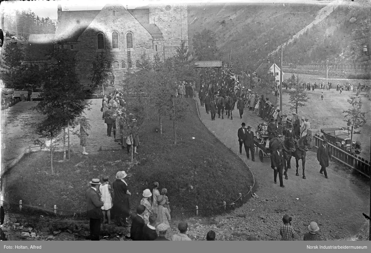 Begravelse for 6 personer som omkom i raset ved Rjukan kirke.