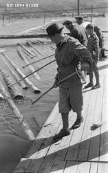 Arbeid ved ei av «rennene» i Lillehammer lense.  Dette var e