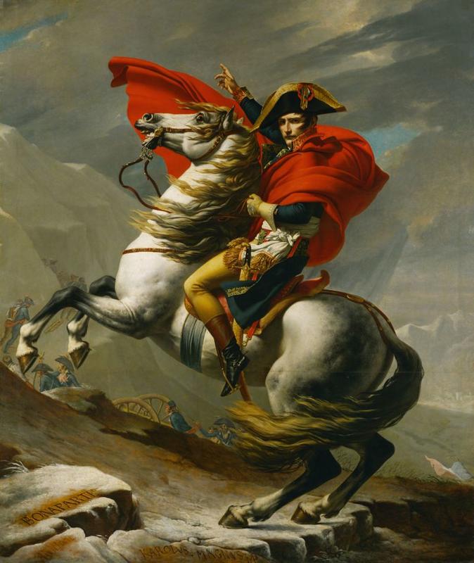 Napoleon på ryggen av en hvit hest som reiser seg på bakbeina. Napoleon er iført sin karakteristiske, trekantformede hatt, en rød kappe og peker offensivt forover.