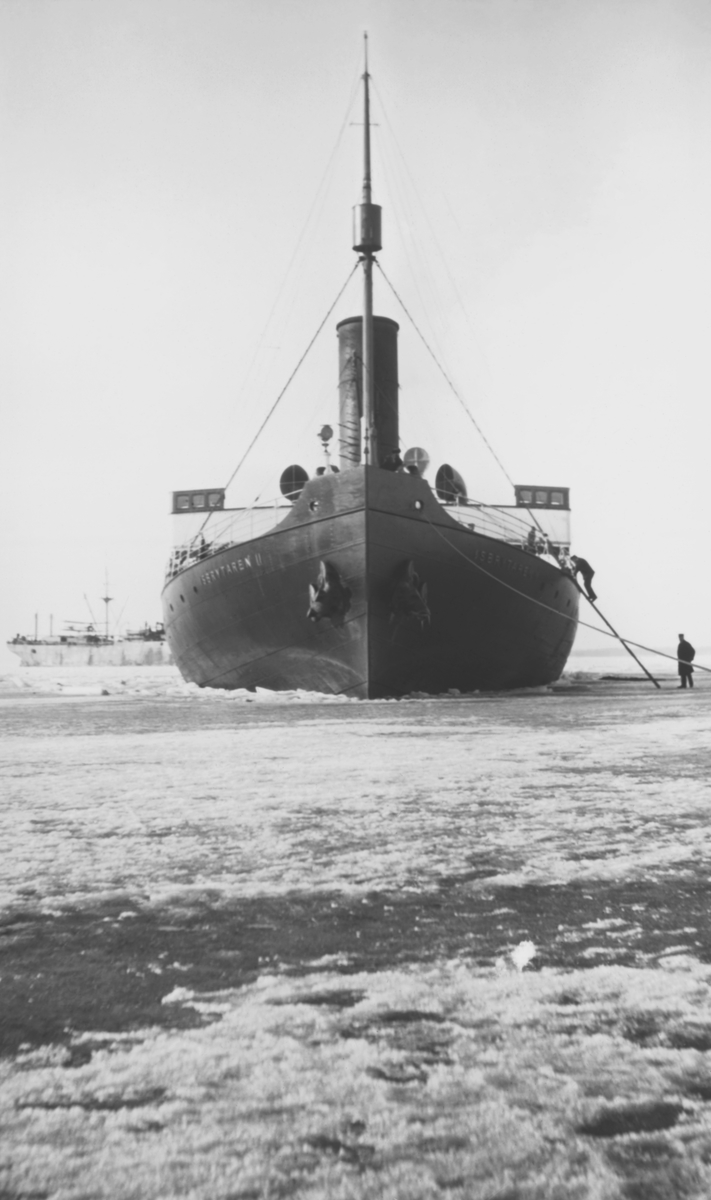 Isbrytaren II (sedermera Sankt Erik) under Ålandsexpeditionen. I bakgrunden tyskt transportfartyg med flygplan.