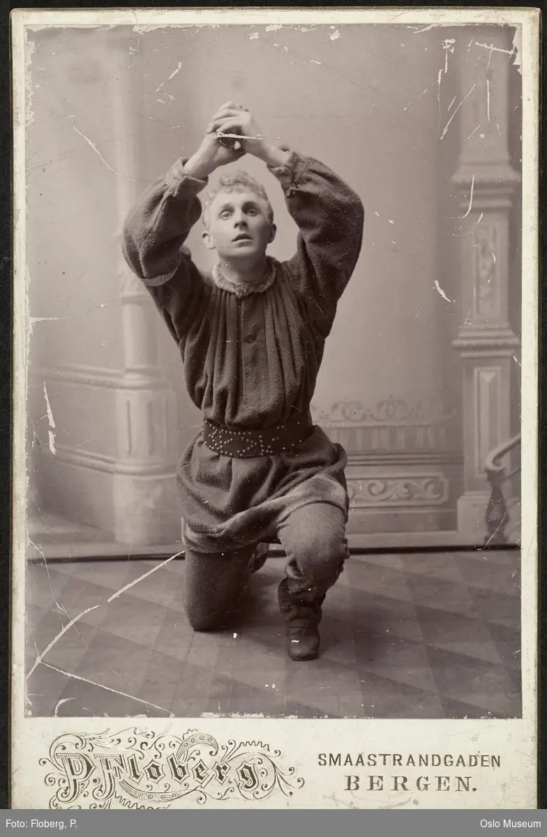 portrett, mann, skuespiller, rollebilde, tittelrollen i "Sigurd Slembe" på Den Nationale Scene, knelende helfigur, kostyme