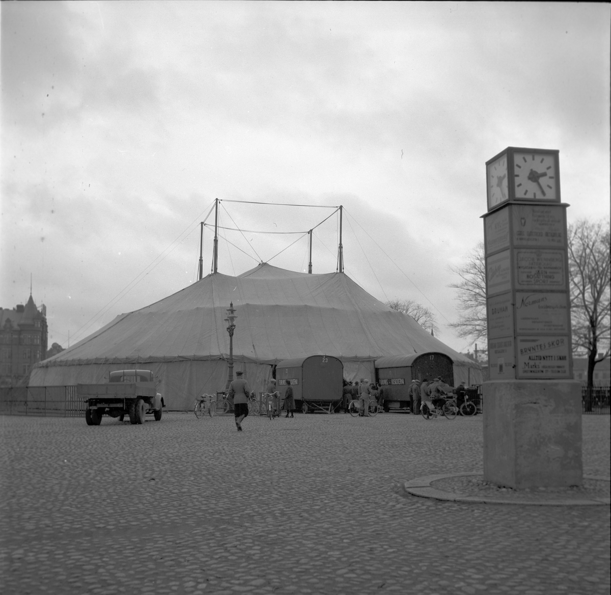 Gävle
Cirkusen har kommit till stan!
Ungdomscirkusen " Tusen & en natt ".   22 april 1947
På Fisktorget/Hamntorget står cirkusvagnarna  vid cirkustältet.
Klockan är snart halv tre.












