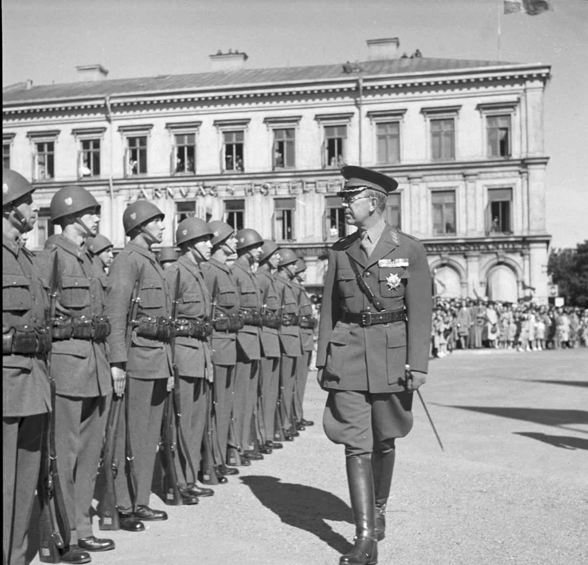 Avslutande dagar på utställningen 1946. Kungen inspekterar framför Centralstationen. Med anledning av Gävle stads 500-årsjubileum