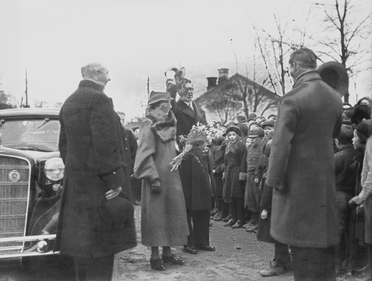 Kungligt besök av Kronprinsparet Gustav Adolf och Louise, troligtvis 1935. Bilen en 1934 Cadillac.