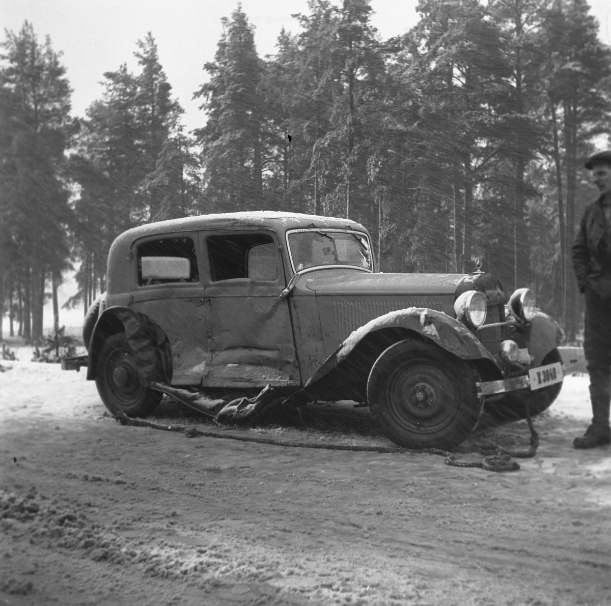 Bilolycka i april 1939. Bilen en 1935-1936 Mercedes B tillhörande ...