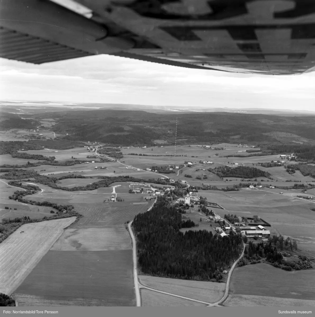 Flygfoton över Mellberg i Ljustorp med bland annat kyrkan och skolan.