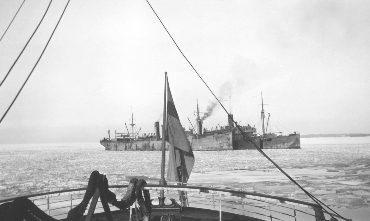 Tyska transportfartyg, fotograferade från svenskt fartyg vid Åland i mars 1918