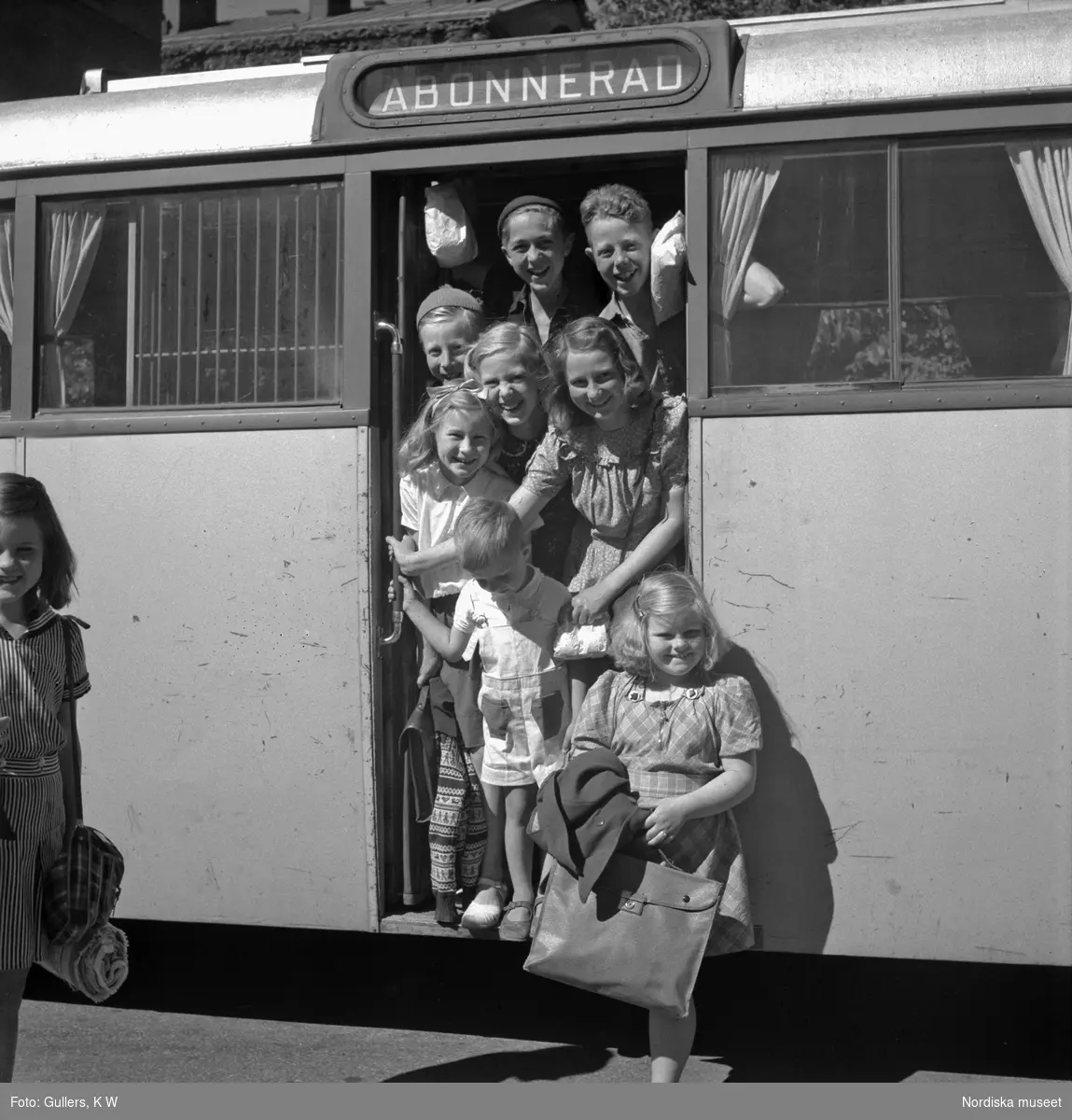 Stockholm. Barn kliver ur en buss efter en badutflykt till Flatensjön.