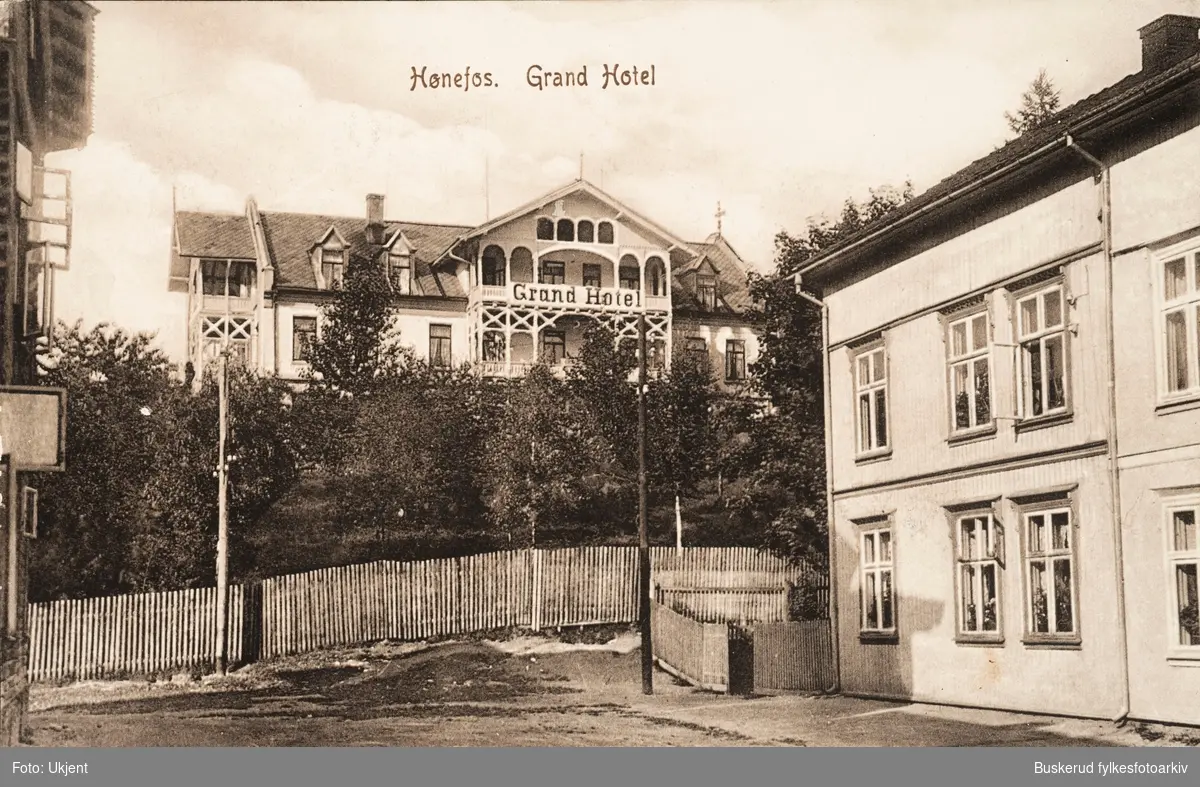 Postkort av tidligere Grand Hotel i Hønefoss.
Lå i Telegrafalleen på Helgesbråten.