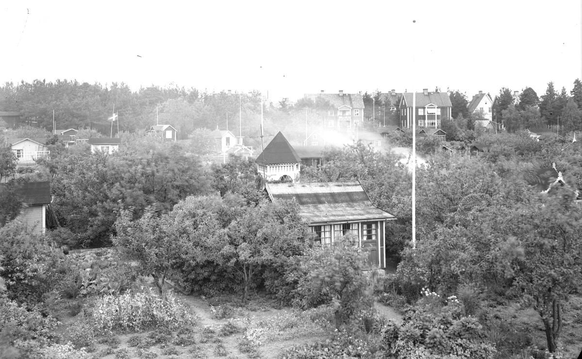 Koloniträdgårdsföreningen firar 25 år. Föreningen bildades i Gävle 1905 och fick arrendera Vreten 171 i Sörby. Fick bygga "lusthus" med högst tolv kvadratmeter, tre meter höga från takstolen till marken.
