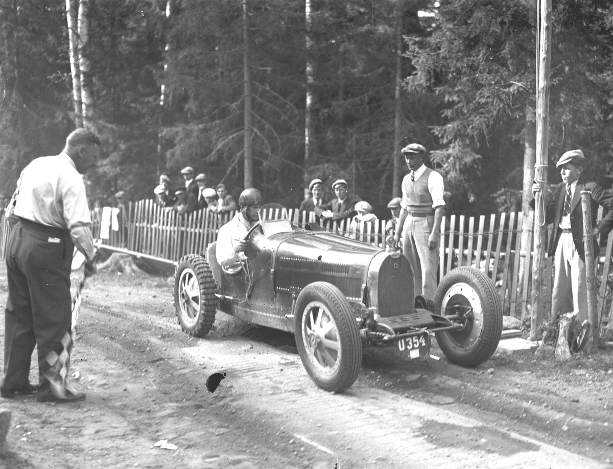Motortävlingar i Kungsberget med en Bugatti från 1920-talet.