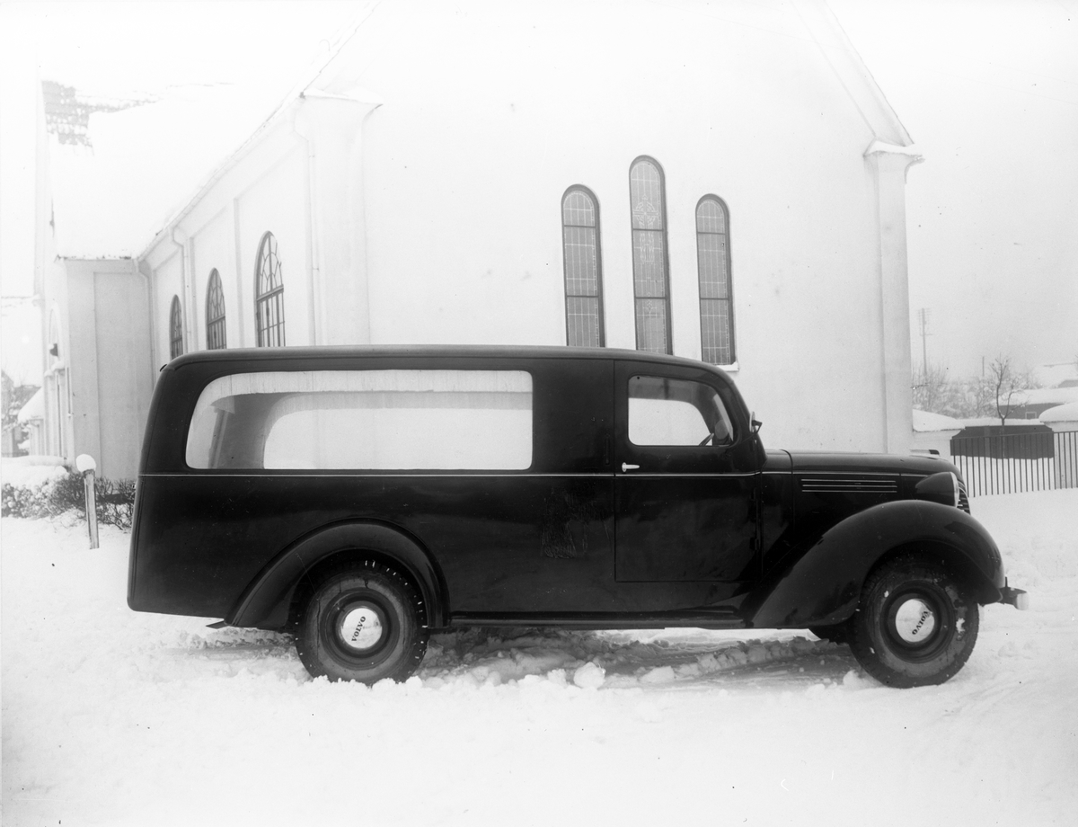 Begravningsbil, 22 maj 1946. Valbo Verkstad A-B grundades år 1923 av häradsdomare  K. G. Ålenius  . Denne övertog ett tidigare bildat bolag, som drev verkstadsrörelse i Valbo med tillverkning av arbetsvagnar, timmerkälkar m. m. lät nu omlägga rörelsen för tillverkning av bil karosserier, varav mest lastvagns- och skåpbilskarosserier tillverkas. År 1929 ombildades firman till aktiebolag med Ålenius som verkst. direktör. Vid sin död år 1938 efterträddes han av sonen, ingenjör  Gunnar Ålenius  . Företaget har gått en kraftig utveckling till mötes och kan nu räkna sig till landets ledande inom sin bransch. Från att ha sysselsatt 3—4 man äro nu vid full drift cirka 80 arbetare anställda inom företaget.  Valbo Verkstads A-B omfattar smides-, plåtslageri- och snickeriverkstad, monteringshall, måleri- samt lackerings- och tapetserarverkstäder, alla försedda med moderna, maskinella utrustningar. Bland företagets kunder kunna nämnas: Svenska armén, Kungl. Telegrafverket — över 200 skåpkarosserier ha under årens lopp levererats hit — Postverket, Vattenfallsstyrelsen, Stockholms stads gatukontor, en hel del allmänna verk och inrättningar samt privata företag. Dessutom är bolaget huvudleverantör till flera av de större bilfirmorna i Stockholm samt Ålenius valen förutseende man, som med öppen blick följde utvecklingen inom bilbranschen och han på övriga platser i landet. Företaget höll ut till någon gång på 1980-talet.