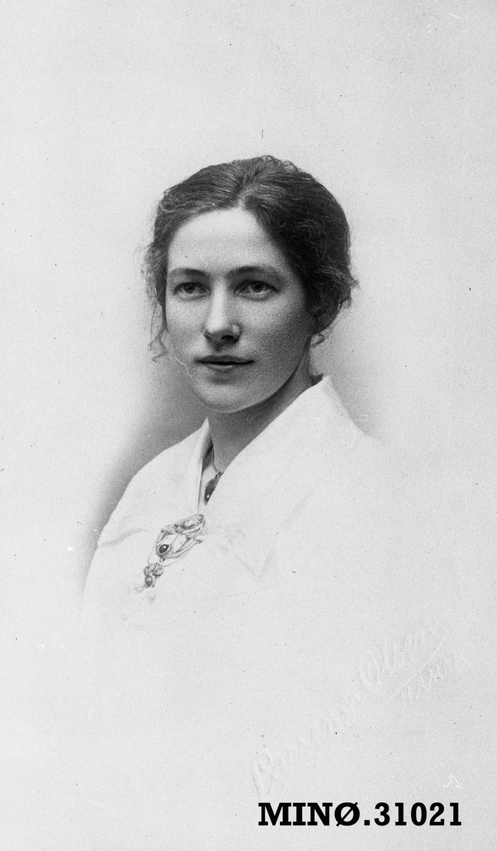 Portrett av kvinne - Gudrun Lien, født Flaten (1894-1982?)