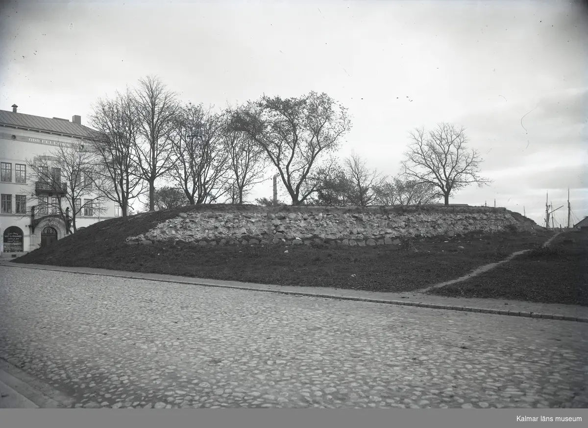 Vallpartiet vid Floras Kulle före rivandet. Efter 1905.